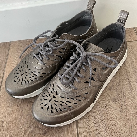 Women’s Nike Air Max Thea Joli. - Picture 2 of 3